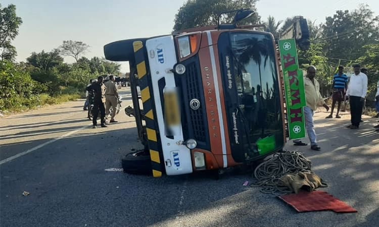 ಗೂಡ್ಸ್ ಟ್ರಕ್-ಕಾರಿನ ನಡುವೆ ಅಪಘಾತ: ನಾಲ್ವರಿಗೆ ಗಂಭೀರ ಗಾಯ