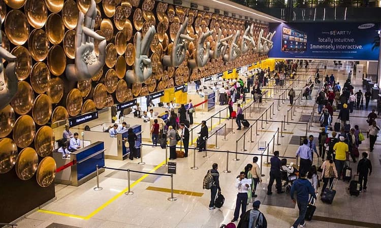 ದೆಹಲಿ ವಿಮಾನ ನಿಲ್ದಾಣದ ನಿರ್ಗಮನ ದ್ವಾರದಲ್ಲೇ ಸಾರ್ವಜನಿಕರೆದುರು ಪಾನಮತ್ತನಿಂದ ಮೂತ್ರ ವಿಸರ್ಜನೆ