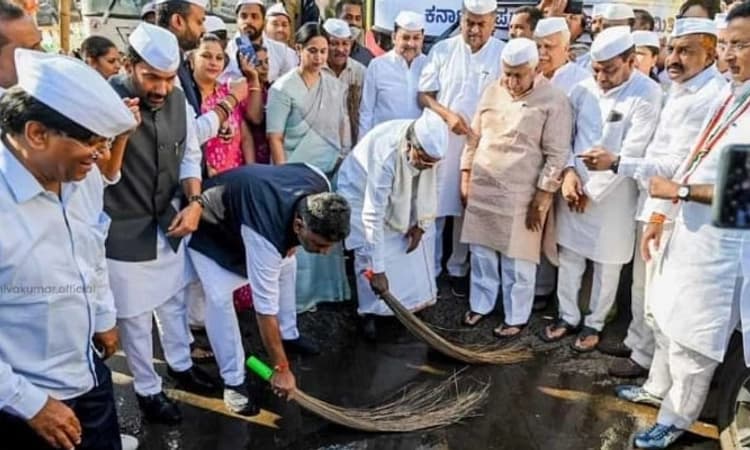 ವೀರಸೌಧದಲ್ಲಿ ಕಾಂಗ್ರೆಸ್ ‘ಪ್ರಜಾಧ್ವನಿ’ ಬಸ್ ಯಾತ್ರೆಗೆ ಚಾಲನೆ