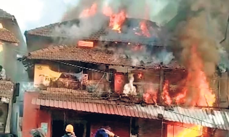 ಮಡಿಕೇರಿಯಲ್ಲಿ ಅಗ್ನಿ ಅವಘಡ: 80 ಲಕ್ಷ ರೂ.ಗೂ ಅಧಿಕ ನಷ್ಟ