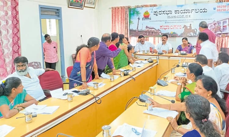 ಮೂಡುಬಿದಿರೆ: ಪಾರ್ಕಿಂಗ್‌, ತ್ಯಾಜ್ಯ ವಿಲೇವಾರಿಗೆ ಕ್ರಮವಹಿಸದವರ ವಿರುದ್ಧ ತೀವ್ರ ಆಕ್ಷೇಪ