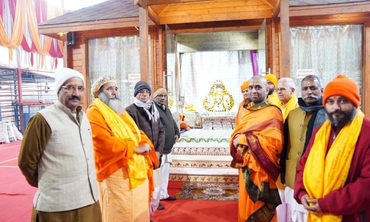 ಕಾಶೀ ಶ್ರೀಗಳಿಂದ ಅಯೋಧ್ಯೆ ಮಂದಿರದ ರಜತ ದ್ವಾರಕ್ಕೆ ಬೆಳ್ಳಿ ಸಮರ್ಪಣೆ