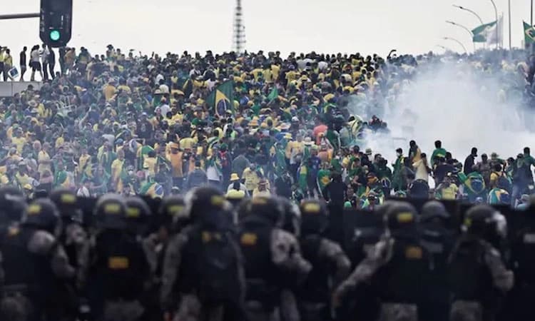 ಬ್ರೆಜಿಲ್; ಚುನಾವಣೆಯಲ್ಲಿ ಬೋಲ್ಸನಾರೋಗೆ ಸೋಲು, ಎಡಪಂಥೀಯ ಆಡಳಿತ ವಿರೋಧಿಸಿ ಸಂಸತ್ ಗೆ ಮುತ್ತಿಗೆ, ದಾಂಧಲೆ