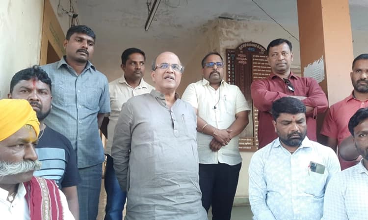 ಕಾನೂನಾತ್ಮಕ ಅನುಮತಿ ಪಡೆದು ಕಿತ್ತೂರು ರಾಣಿ ಚೆನ್ನಮ್ಮ ಪುತ್ಥಳಿ ನಿರ್ಮಾಣ: ಕವಟಗಿಮಠ