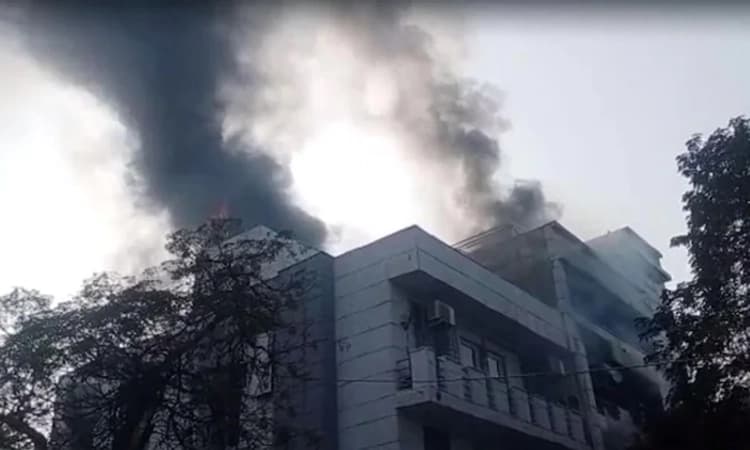 ದೆಹಲಿಯಲ್ಲಿ ಕಾರ್ಖಾನೆಯಲ್ಲಿ ಅಗ್ನಿ ಅವಘಡ: ಸ್ಥಳಕ್ಕೆ 15 ಅಗ್ನಿಶಾಮಕ ವಾಹನ ದೌಡು