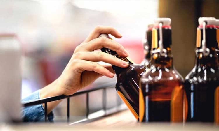 ಬೆಳ್ಳಂಬೆಳಗ್ಗೆ ಮದ್ಯ ಮಾರುತ್ತಿದ್ದ ಉಡುಪಿಯ ಎರಡು ಬಾರ್ ಗಳ ಮೇಲೆ ಪೊಲೀಸ್ ರೈಡ್; ಮೂವರ ಬಂಧನ