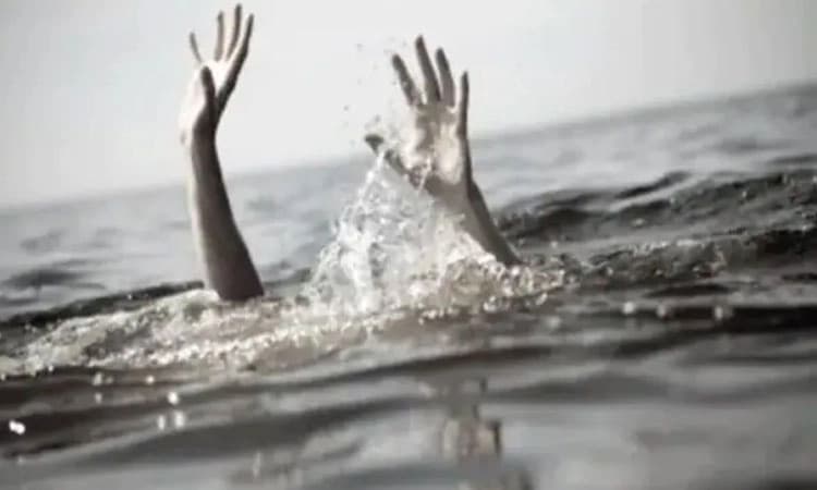 ಹೊಡೆದು ಸಾಯಿಸಿದ ನಾಯಿಯನ್ನು ಕೆರೆಗೆ ಬಿಸಾಕಲು ಹೋಗುವಾಗ ಕಾಲು ಜಾರಿ ತಾನೇ ಬಿದ್ದು ಮೃತಪಟ್ಟ ಮಹಿಳೆ.!