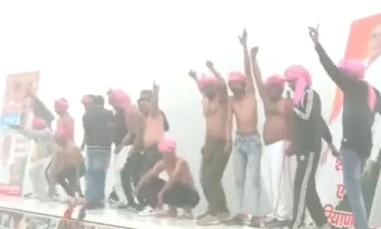 ಭಾರತ್ ಜೋಡೋ ಯಾತ್ರೆ: ಮರಗಟ್ಟುವ ಚಳಿಯಲ್ಲೂ ಅಂಗಿಯಿಲ್ಲದೆ ಕುಣಿದ ಕಾಂಗ್ರೆಸ್ ಕಾರ್ಯಕರ್ತರು