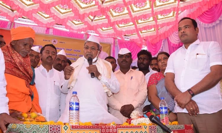 ಮತ್ತೊಮ್ಮೆ ಸ್ಪರ್ಧೆ ಮಾಡ್ಬೇಕು: ಸಿದ್ದರಾಮಯ್ಯರಿಗೆ ಬಾದಾಮಿಯಲ್ಲಿ ಅಭಿಮಾನಿಗಳ ಒತ್ತಾಯ