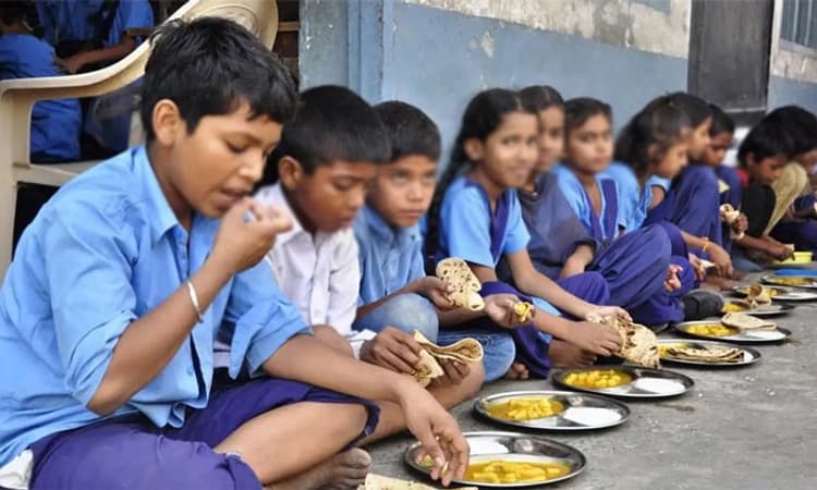 ಪಶ್ಚಿಮ ಬಂಗಾಳದ ಸರ್ಕಾರ ಶಾಲೆಗಳಲ್ಲಿನ್ನು ಕೋಳಿ ಊಟ!
