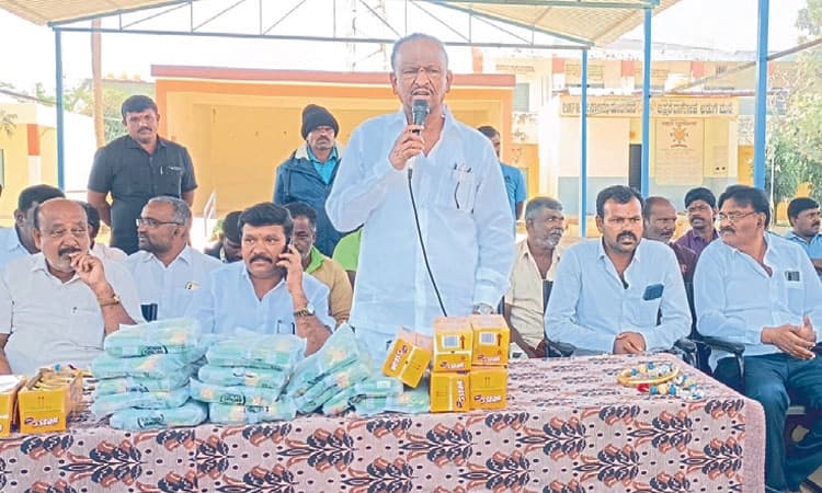 ಸಂಸದರ ಮೇಲೆ ಸಚಿವ ವಾಗ್ಧಾಳಿ