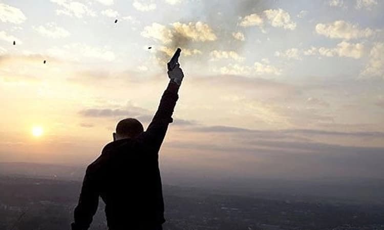 ಏರ್ ಫೈರ್ ಮಾಡಲು ಹೋಗಿ ಎದುರಿದ್ದ ಯುವಕನಿಗೆ ಗುಂಡೇಟು; ಫೈರ್ ಮಾಡಿದಾತ ಹೃದಯಾಘಾತದಿಂದ  ಮೃತ್ಯು!