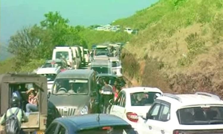 ಹೊಸ ವರ್ಷಾಚರಣೆ: ಮುಳ್ಳಯ್ಯನಗಿರಿಯಲ್ಲಿ ಪ್ರವಾಸಿಗರ ದಂಡು