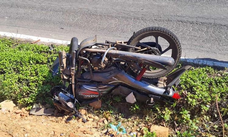 ಅಜೆಕಾರು: ಕಾರು -ಬೈಕ್‌ ಢಿಕ್ಕಿ, ಸವಾರ ಸಹಿತ ಮಗು ಗಂಭೀರ