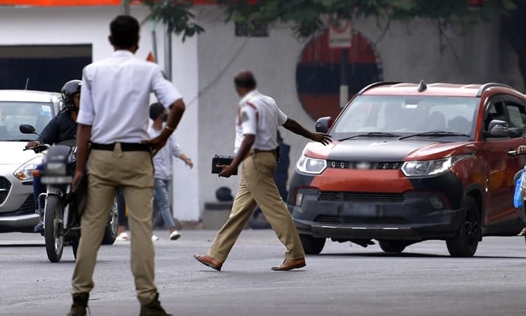 ಮಂಗಳೂರು: ಕಾರಿನ ಸಹಪ್ರಯಾಣಿಕ ಹೆಲ್ಮೆಟ್‌ ಧರಿಸಿಲ್ಲವೆಂದು ದಂಡ !