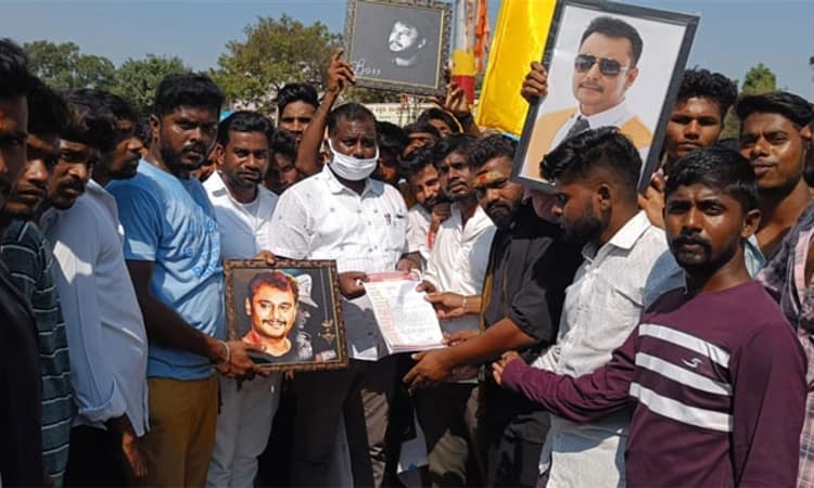 ನಟ ದರ್ಶನ್ ಮೇಲೆ ಚಪ್ಪಲಿ ಎಸೆತ ಖಂಡಿಸಿ ಅಭಿಮಾನಿಗಳ ಪ್ರತಿಭಟನೆ