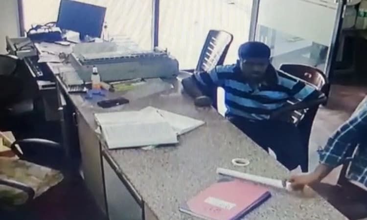 ಉಡುಪಿ: ಗ್ರಾಹಕನ ಸೋಗಿನಲ್ಲಿ ಸೊಸೈಟಿಗೆ ಬಂದು ಮೊಬೈಲ್ ಎಗರಿಸಿದ ಕಳ್ಳ ;ವಿಡಿಯೋ