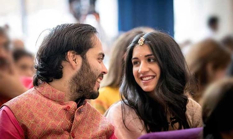 ರಾಧಿಕಾ ಮರ್ಚೆಂಟ್ ಜೊತೆ ಮುಕೇಶ್ ಅಂಬಾನಿ ಕಿರಿಯ ಪುತ್ರ ಅನಂತ್ ಅಂಬಾನಿ ನಿಶ್ಚಿತಾರ್ಥ