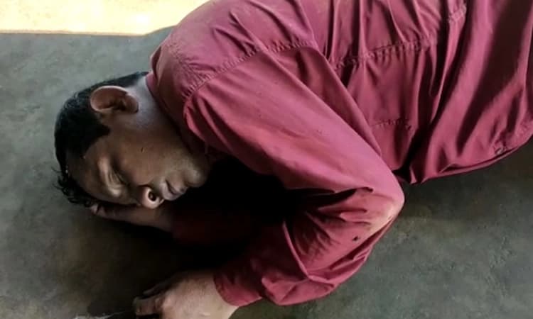 ಮದ್ಯಪಾನ ಮಾಡಿ ಶಾಲೆಯ ಜಗುಲಿಯಲ್ಲಿ ಮಲಗಿದ ಶಿಕ್ಷಕನ ಅಮಾನತು!