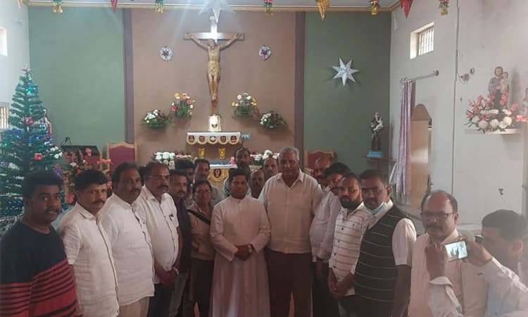 ದುಷ್ಕರ್ಮಿಗಳಿಂದ ಚರ್ಚ್ ಮೇಲೆ ದಾಳಿ ; ಮಾಜಿ ಶಾಸಕ ಕೆ.ವೆಂಕಟೇಶ್ ಭೇಟಿ