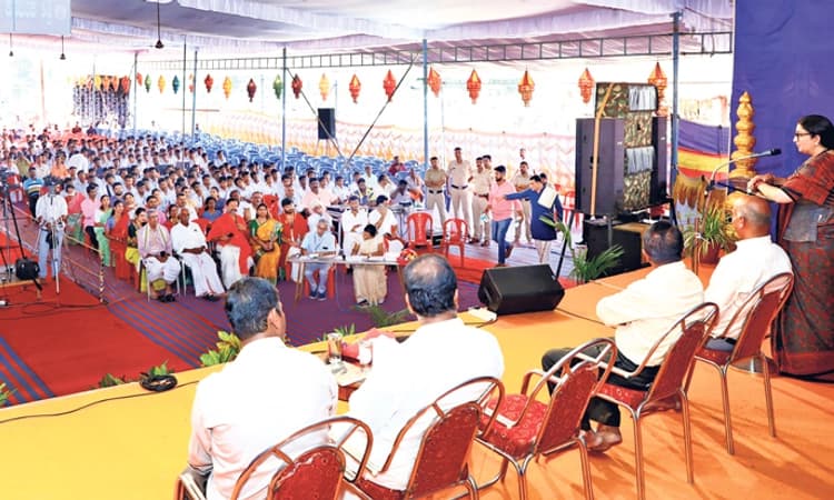 ಕುಕ್ಕೆಯಲ್ಲಿ ಸ್ವದೇಶಿ ದರ್ಶನ್‌ ಜಾರಿಗೆ ಯತ್ನ : ವಿದ್ಯಾರ್ಥಿಗಳೊಂದಿಗೆ ಸಂವಾದದಲ್ಲಿ ಕೇಂದ್ರ ಸಚಿವೆ ಸ್ಮೃತಿ ಇರಾನಿ