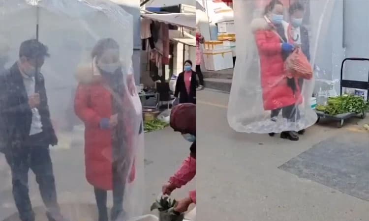 ಇದು ರಗಳೆ ಇಲ್ಲ.. ಕೋವಿಡ್‌ ನಿಂದ ರಕ್ಷಿಸಲು ಪ್ಲ್ಯಾಸ್ಟಿಕ್‌ ಕೊಡೆಯಲ್ಲಿದ್ದೇ ಮಾರುಕಟ್ಟೆಗೆ ಬಂದ ದಂಪತಿ.!