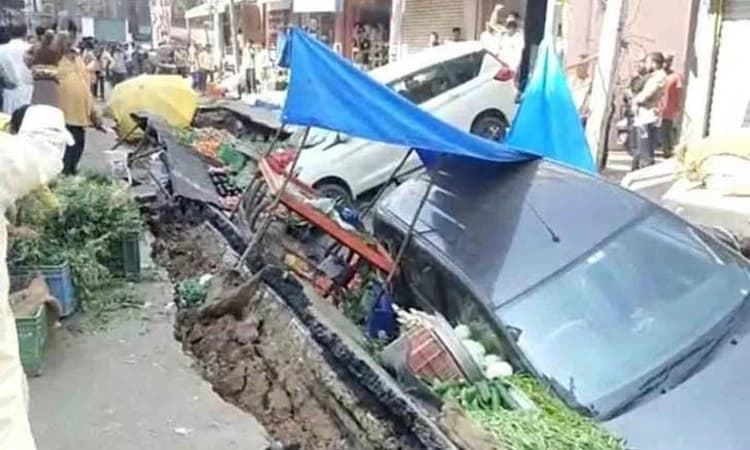 Watch: ಭೂಕಂಪ ಅಂತ ಜನರು ಕಂಗಾಲು…ದಿಢೀರನೆ ಕುಸಿದ ರಸ್ತೆ, ಗುಂಡಿಗೆ ಬಿದ್ದ ಕಾರು, ತರಕಾರಿ ಗಾಡಿಗಳು!