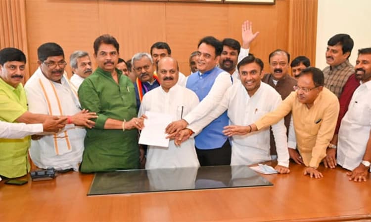 ಒಕ್ಕಲಿಗ ಸಮುದಾಯಕ್ಕೆ ಶೇ 12 ಮೀಸಲಾತಿಗಾಗಿ ಸಚಿವರು, ಶಾಸಕರಿಂದ ಮನವಿ