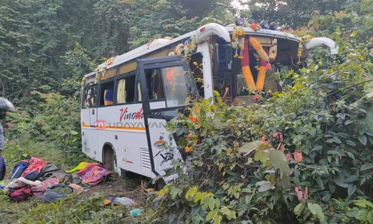 ಬೆಳ್ತಂಗಡಿ: ಶಬರಿಮಲೆ ಯಾತ್ರಿಕರ ಬಸ್ ಬ್ರೇಕ್ ಫೇಲ್ ; ಹಲವರಿಗೆ ಗಾಯ