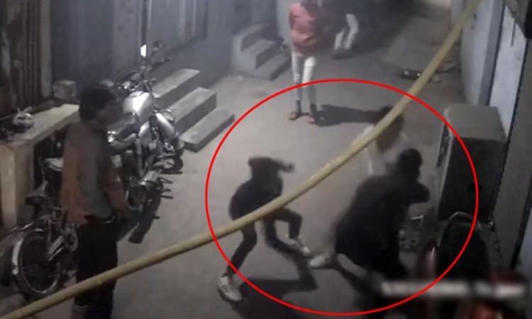 ಬೆಚ್ಚಿ ಬೀಳಿಸುವ ಘಟನೆ: ಜನವಸತಿ ಪ್ರದೇಶದಲ್ಲೇ ತಂಡದಿಂದ ಯುವಕನ ಬರ್ಬರ ಹತ್ಯೆ…