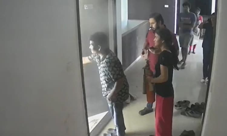 ದೇರಳಕಟ್ಟೆ ವಸತಿ ಸಂಕೀರ್ಣದಲ್ಲಿ ಬೆಂಕಿ ಅನಾಹುತ :ಪ್ರಬಂಧಕನ ಸಮಯಪ್ರಜ್ಞೆಯಿಂದ ತಪ್ಪಿತು ದೊಡ್ಡ ಅವಘಡ