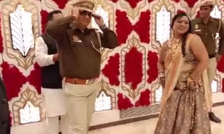 ರಜೆಯಲ್ಲಿದ್ರೂ ಯೂನಿಫಾರ್ಮ್‌ ಧರಿಸಿಕೊಂಡು ರೀಲ್ಸ್‌ ಮಾಡಿದ ಪೊಲೀಸ್: ವಿಡಿಯೋ ವೈರಲ್