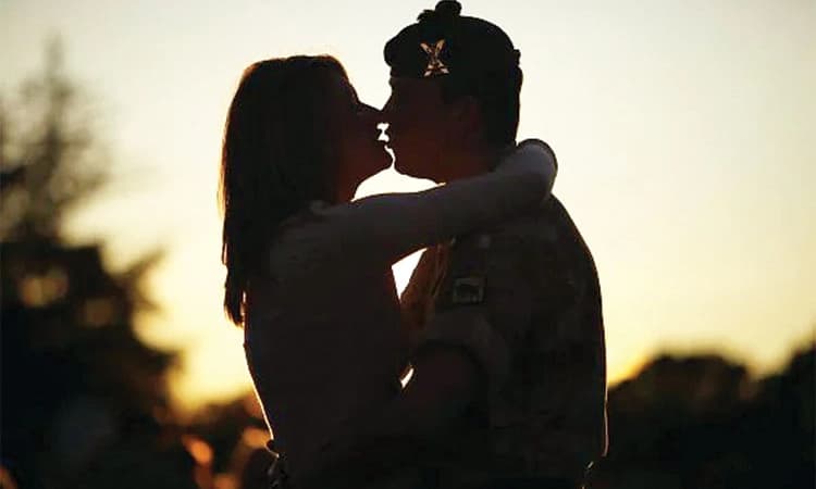 ಅಪರಿಚಿತರಿಗೆ ಕಿಸ್‌ ಮಾಡುವ ಟ್ರೆಂಡ್‌ ಆರಂಭ