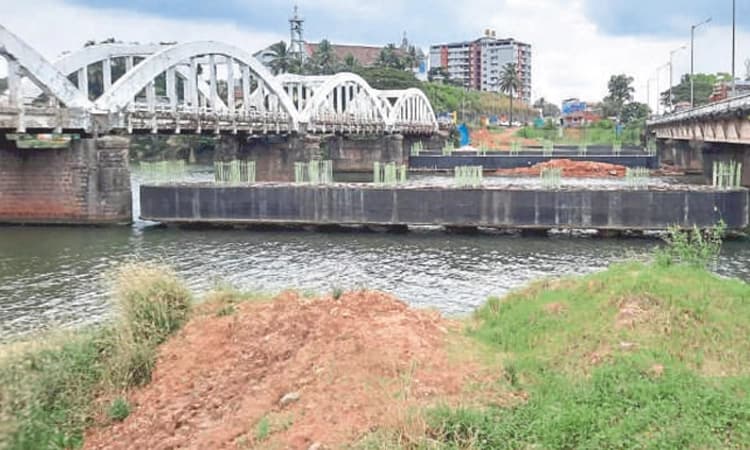 ಕೂಳೂರು: ಕುಂಟುತ್ತಾ ಸಾಗುತ್ತಿದೆ ಸೇತುವೆ ಕಾಮಗಾರಿ