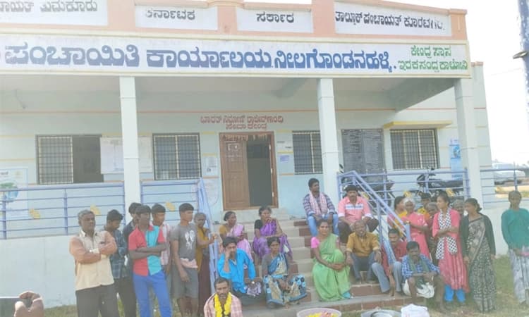 ಕೊರಟಗೆರೆ: ಗ್ರಾಮ ಪಂಚಾಯತ್ ಎದುರು ಶವವಿಟ್ಟು ಪ್ರತಿಭಟನೆ; ಆಕ್ರೋಶ