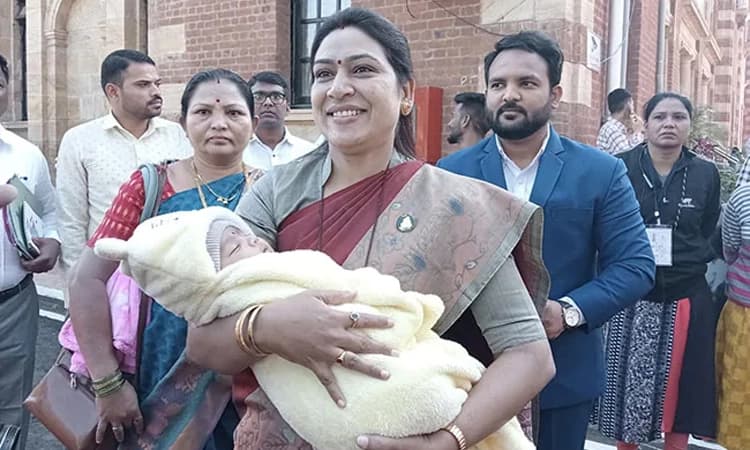 ಎರಡೂವರೆ ತಿಂಗಳ ಮಗುವನ್ನು ಮಡಿಲಲ್ಲಿಟ್ಟುಕೊಂಡು ಅಧಿವೇಶನಕ್ಕೆ ಆಗಮಿಸಿದ ಶಾಸಕಿ