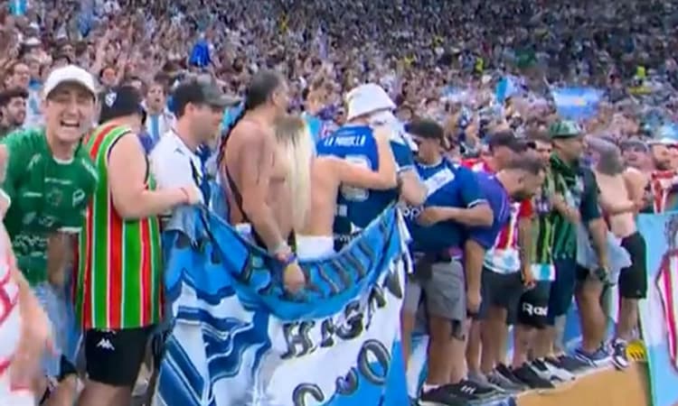 ಫಿಫಾ ರೋಚಕ ಫೈನಲ್ ವೇಳೆ ಟಾಪ್ ಲೆಸ್ ಆದ ಮಹಿಳೆ; ಜೈಲು ಸಾಧ್ಯತೆ!