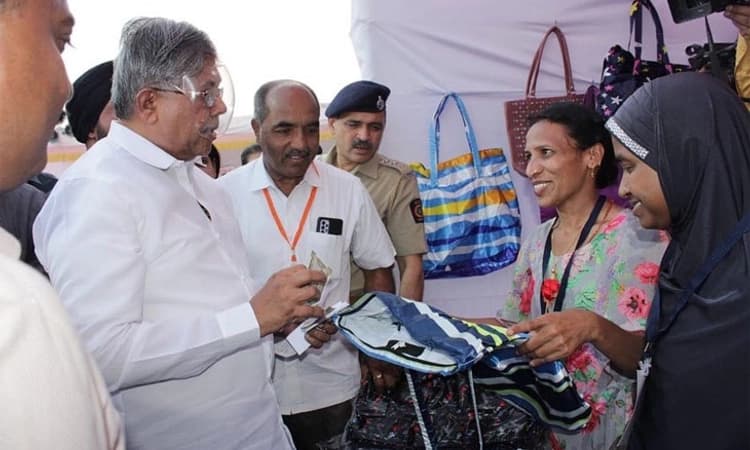 ಮತ್ತೆ ಮಸಿ ಎರಚುವ ಬೆದರಿಕೆ: ಫೇಸ್ ಶೀಲ್ಡ್ ಧರಿಸಿದ ಮಹಾರಾಷ್ಟ್ರ ಸಚಿವ