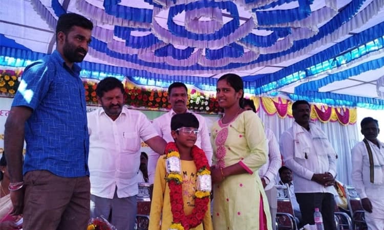 ಅಂಧ ಬಾಲಕಿ ಬಾಳಿಗೆ ಬೆಳಕಾದ ಹುಣಸೂರು ಶಾಸಕ ಮಂಜುನಾಥ್