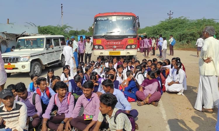 ಬಿಜಕಲ್ ಗ್ರಾಮದಲ್ಲಿ ಬಸ್ಸಿಗಾಗಿ ಪ್ರತಿಭಟನೆ: 3 ಗಂಟೆ ಬಸ್ ತಡೆದ ವಿದ್ಯಾರ್ಥಿಗಳು