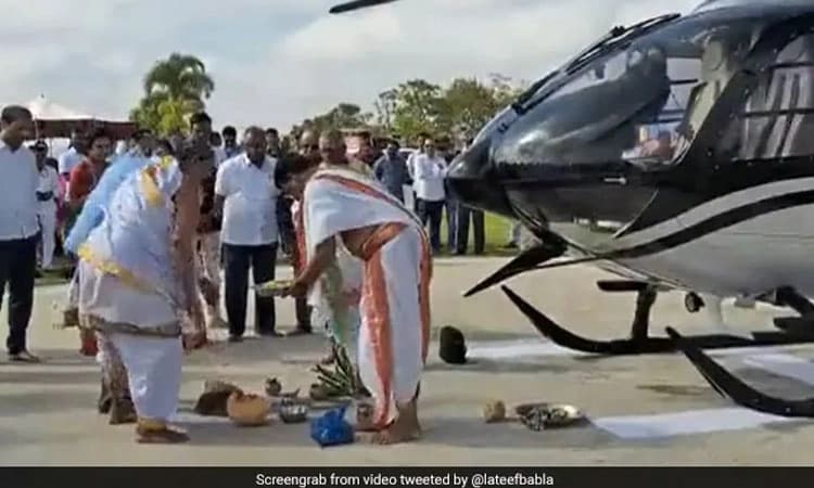 ವಾಹನ ಪೂಜೆಗೆ ಹೆಲಿಕಾಪ್ಟರ್‌ ಅನ್ನೇ ದೇಗುಲಕ್ಕೆ ತಂದ ಉದ್ಯಮಿ!