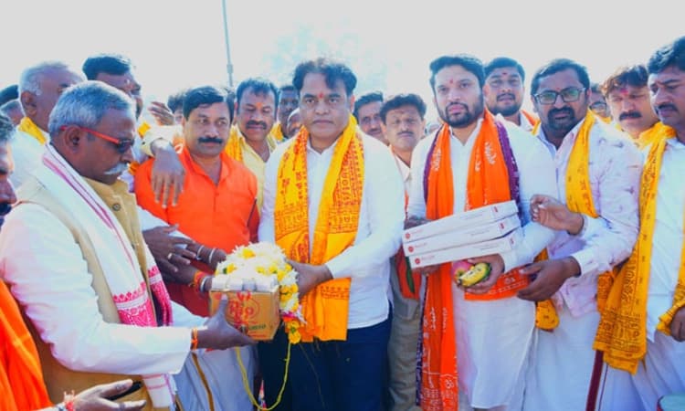ಅಯೋಧ್ಯೆ: ರಾಮಮಂದಿರಕ್ಕೆ ಬೆಳ್ಳಿ ಇಟ್ಟಿಗೆ, ರೇಷ್ಮೆ ಸೀರೆ, ಶಲ್ಯ ಸಮರ್ಪಿಸಿದ ರಾಮನಗರದ ಭಕ್ತರು