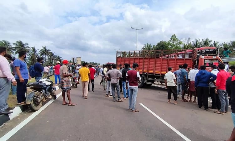 ತುಮಕೂರು: ಕಾರು- ಕ್ಯಾಂಟರ್ ಮುಖಾಮುಖಿ ಢಿಕ್ಕಿ; ನಾಲ್ವರು ಮೃತ್ಯು