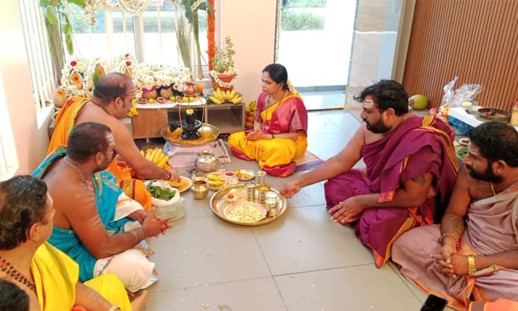 ಗಾಲಿ ಜನಾರ್ದನ ರೆಡ್ಡಿ, ಸ್ಥಳೀಯ ಮುಖಂಡರ ಅನುಪಸ್ಥಿತಿಯಲ್ಲಿ ರೆಡ್ಡಿ ಪತ್ನಿಯಿಂದ ಗೃಹ ಪ್ರವೇಶ