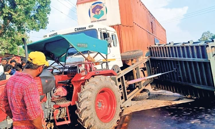 ಉಪ್ಪಿನಂಗಡಿ: ಟ್ರ್ಯಾಕ್ಟರ್‌ಗೆ ಕಂಟೈನರ್‌ ಲಾರಿ ಢಿಕ್ಕಿ, ರಸ್ತೆ ಸಂಚಾರ ಅಸ್ತವ್ಯಸ್ಥ