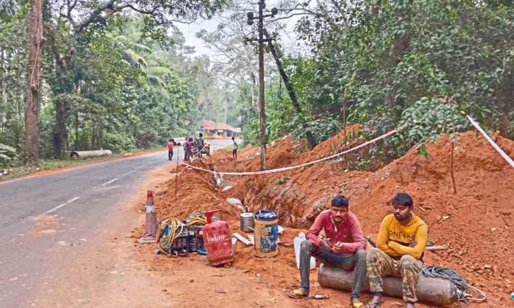 ಗುರುವಾಯನಕೆರೆ-ಉಪ್ಪಿನಂಗಡಿ ರಸ್ತೆ: ಅನುಮತಿ ಪಡೆಯದೆ ನೀರಾವರಿ ಪೈಪ್‌ಲೈನ್‌ ಕಾಮಗಾರಿ
