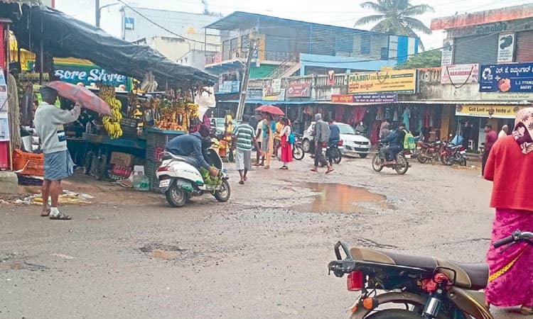 ಜಡಿ ಮಳೆಗೆ ಮನೆಯಿಂದ ಹೊರಬಾರದ ಜನ