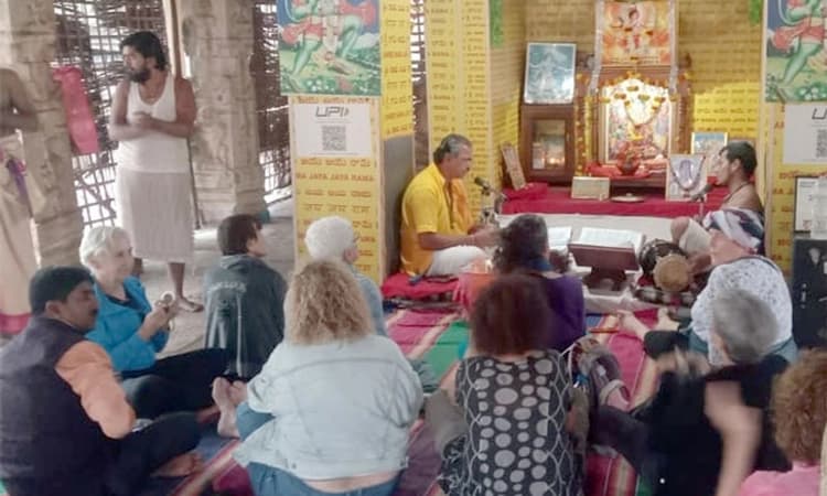 ಹಂಪಿ ರಾಮ ದೇಗುಲದಲ್ಲಿ ವಿದೇಶಿಯರಿಂದ ರಾಮಕೋಟಿ ಜಪ