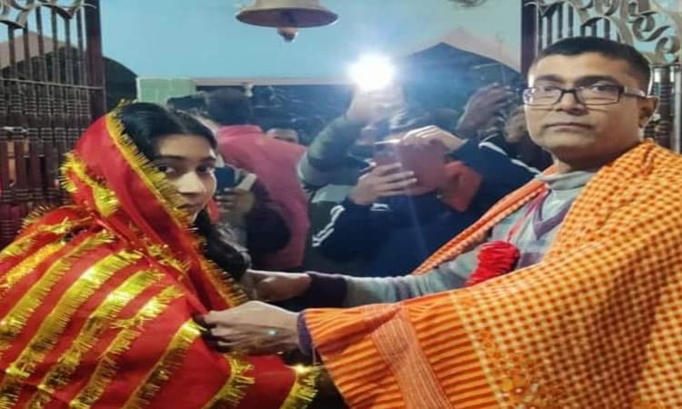 ಪಾಠ ಹೇಳುವ ಶಿಕ್ಷಕನೊಂದಿಗೆ ಪ್ರೇಮ: 44 ವರ್ಷದ ಶಿಕ್ಷಕನನ್ನು ವರಿಸಿದ 22 ರ ವಿದ್ಯಾರ್ಥಿನಿ.!