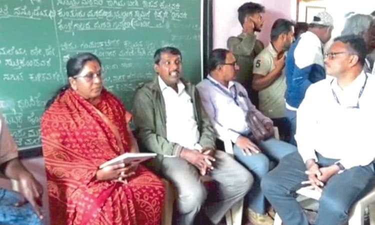 ಶಿಕ್ಷಕನಿಂದ ಅಸಭ್ಯ ವರ್ತನೆ: ಬಿಇಒಗೆ ದೂರು